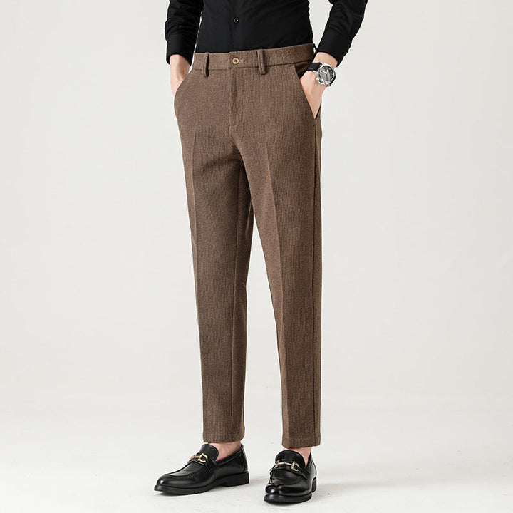 Pantaloni formali da uomo beige scuro, ideali per business, cerimonie o eventi eleganti, taglio dritto, vita media.