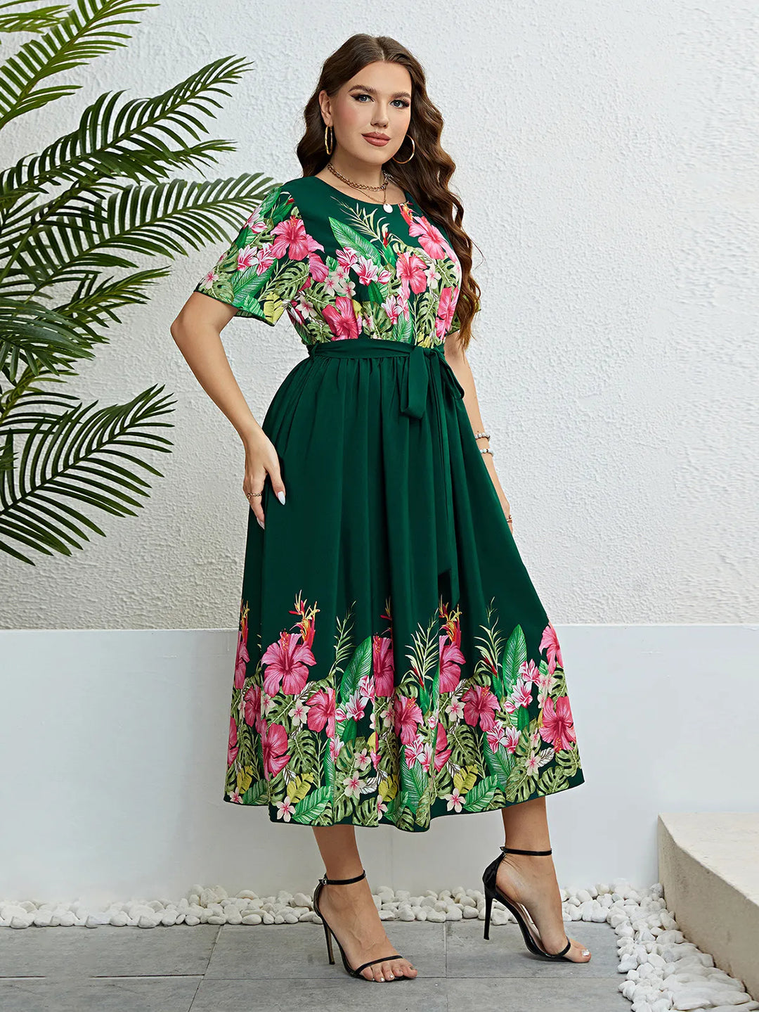 Vestito donna estivo verde in linea A con stampa, maniche corte e laccio in vita. Perfetto per un look alla moda.