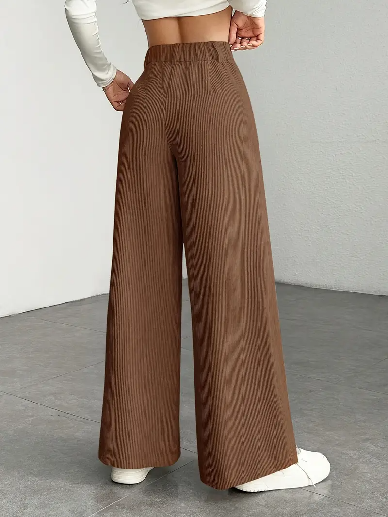 Pantaloni marroni da donna a vita alta, gamba larga. Stile chic e confortevole per look autunnali e invernali.