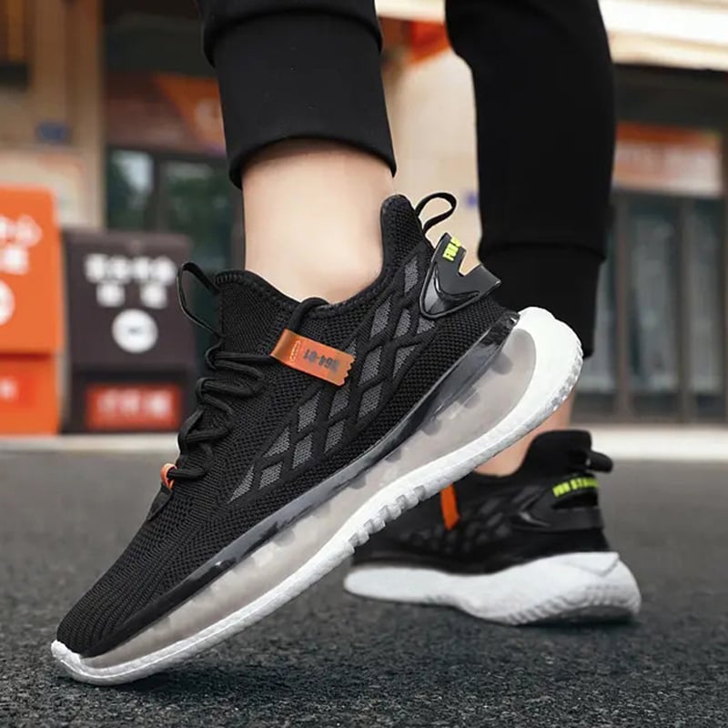Uomo indossa scarpe da running sportive, ammortizzate e confortevoli, perfette per corsa, passeggio o casual.