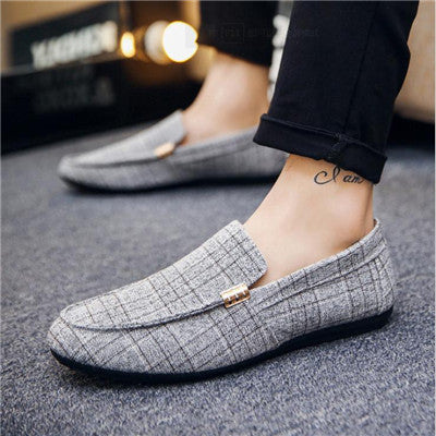 Dettaglio laterale di mocassini uomo casual senza lacci. Scarpe leggere, traspiranti, perfette per comfort estivo.