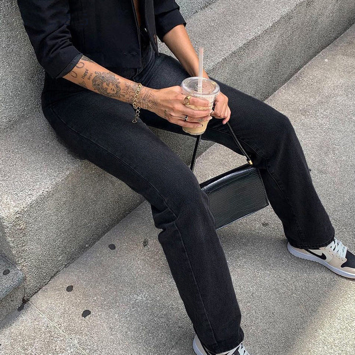Jeans donna neri casual a vita alta e gamba dritta, un capo versatile per outfit di tendenza.