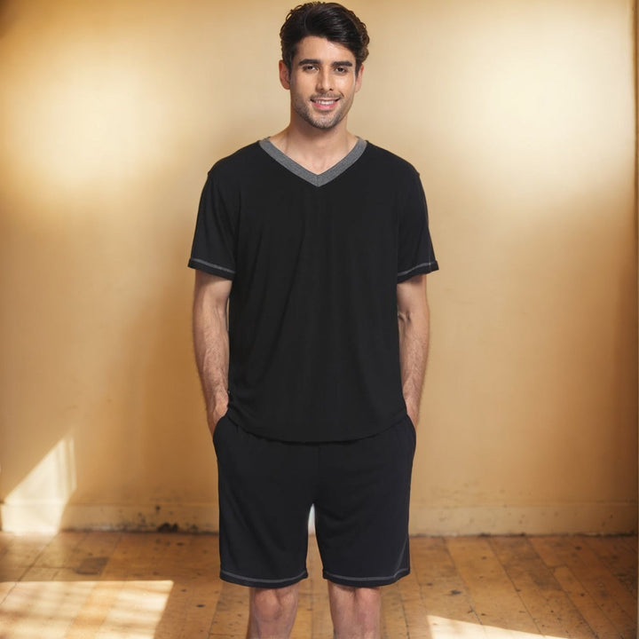 Set uomo due pezzi con maglietta e pantaloncini. Abbigliamento casual estivo, perfetto per relax e tempo libero.