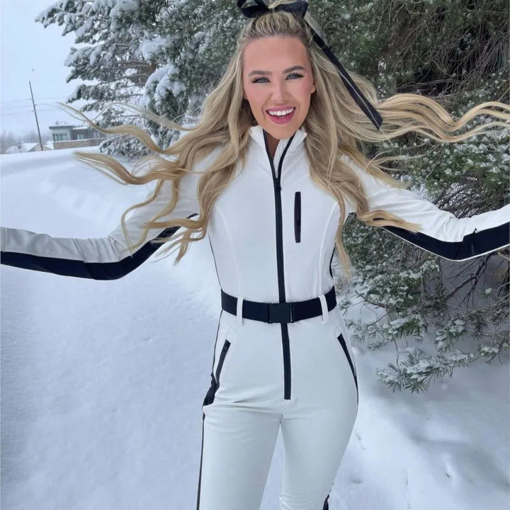 Completo sci donna elegante e funzionale, ideale per sport invernali sulla neve.