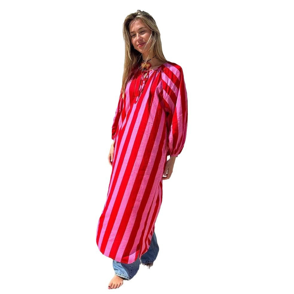 Abito da donna lungo con righe verticali ampie, comodo e alla moda estiva, perfetto per le vacanze.
