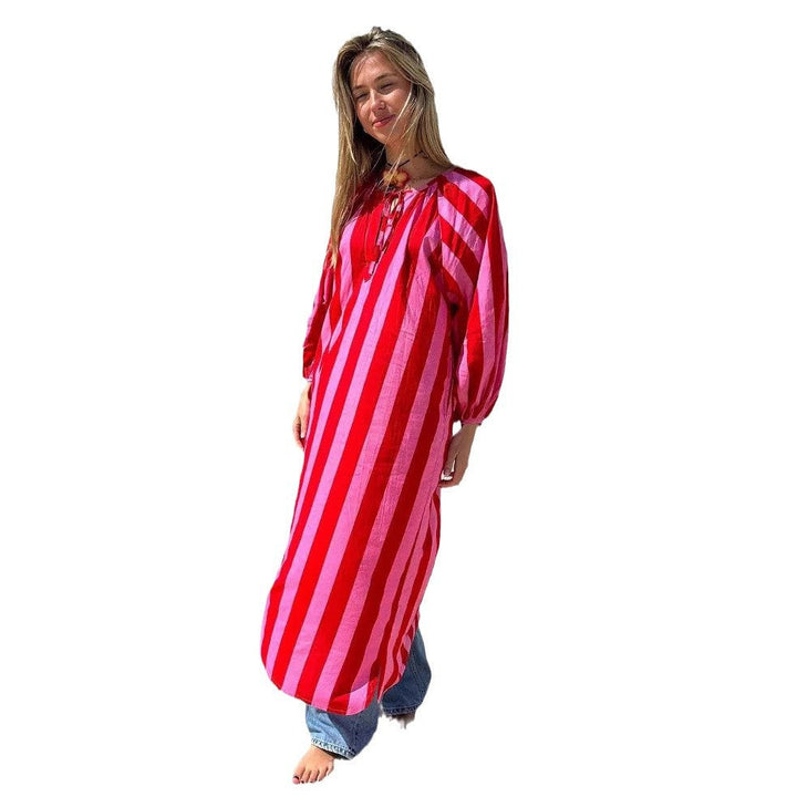 Abito da donna lungo con righe verticali ampie, comodo e alla moda estiva, perfetto per le vacanze.