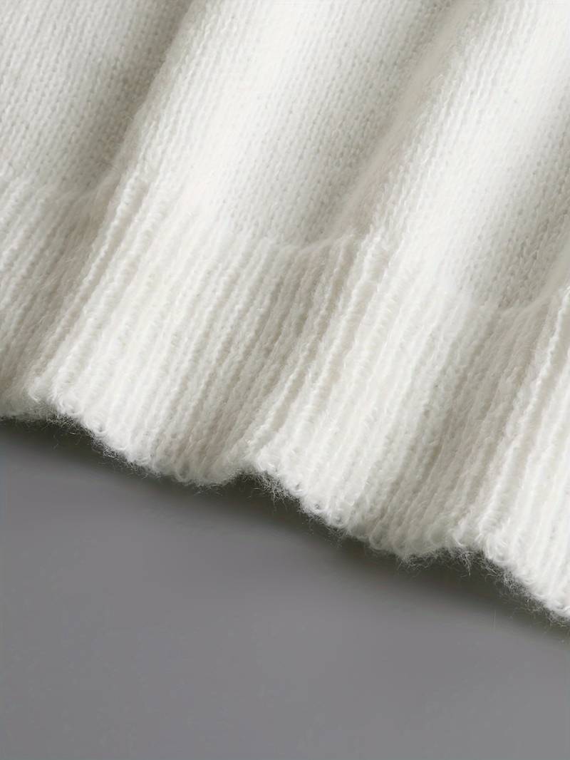 Maglione elegante donna bianco con scollo a V e arricciature, perfetto per outfit casual o chic. Moda femminile.