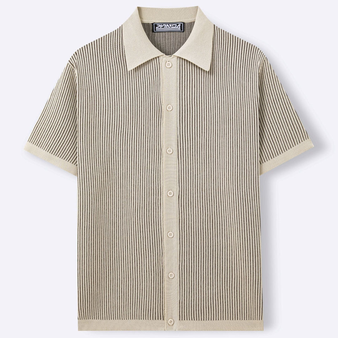 Polo slim fit da uomo con un design a righe verticali. Maniche corte, ideale per uno stile moderno e raffinato.
