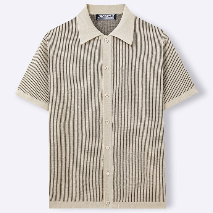 Polo slim fit da uomo con un design a righe verticali. Maniche corte, ideale per uno stile moderno e raffinato.