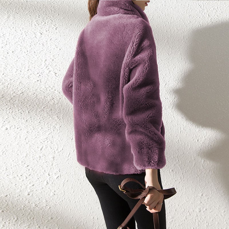 Dettaglio trama pile morbido giacca donna. Calore avvolgente e comfort per abbigliamento invernale casual ed elegante.