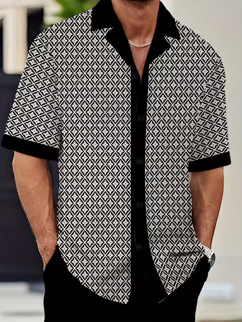 Moda mare uomo: completo estivo geometrico, perfetto per vacanze e spiagge assolate.
