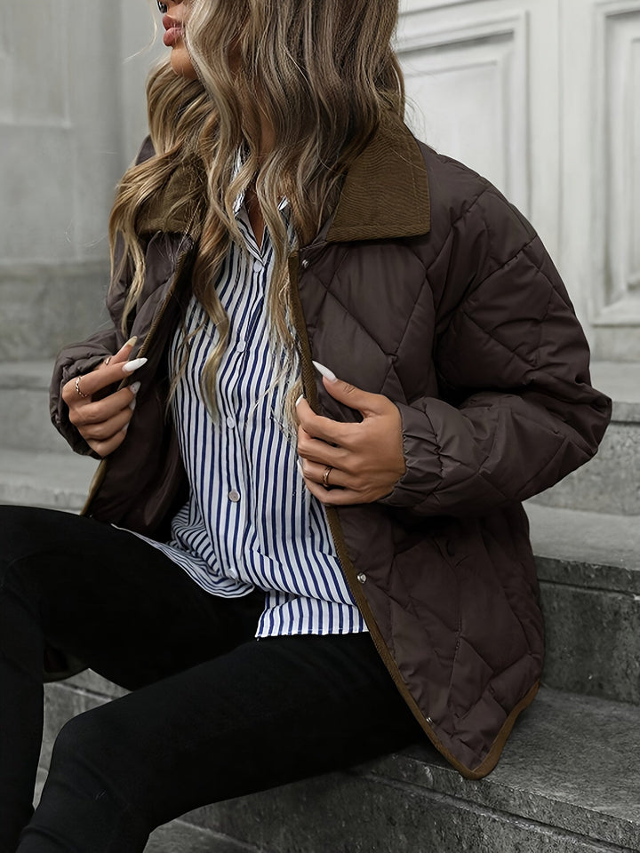 Dettaglio giacca trapuntata donna marrone caffè e collo bianco, un look moderno e caldo per la moda autunnale.