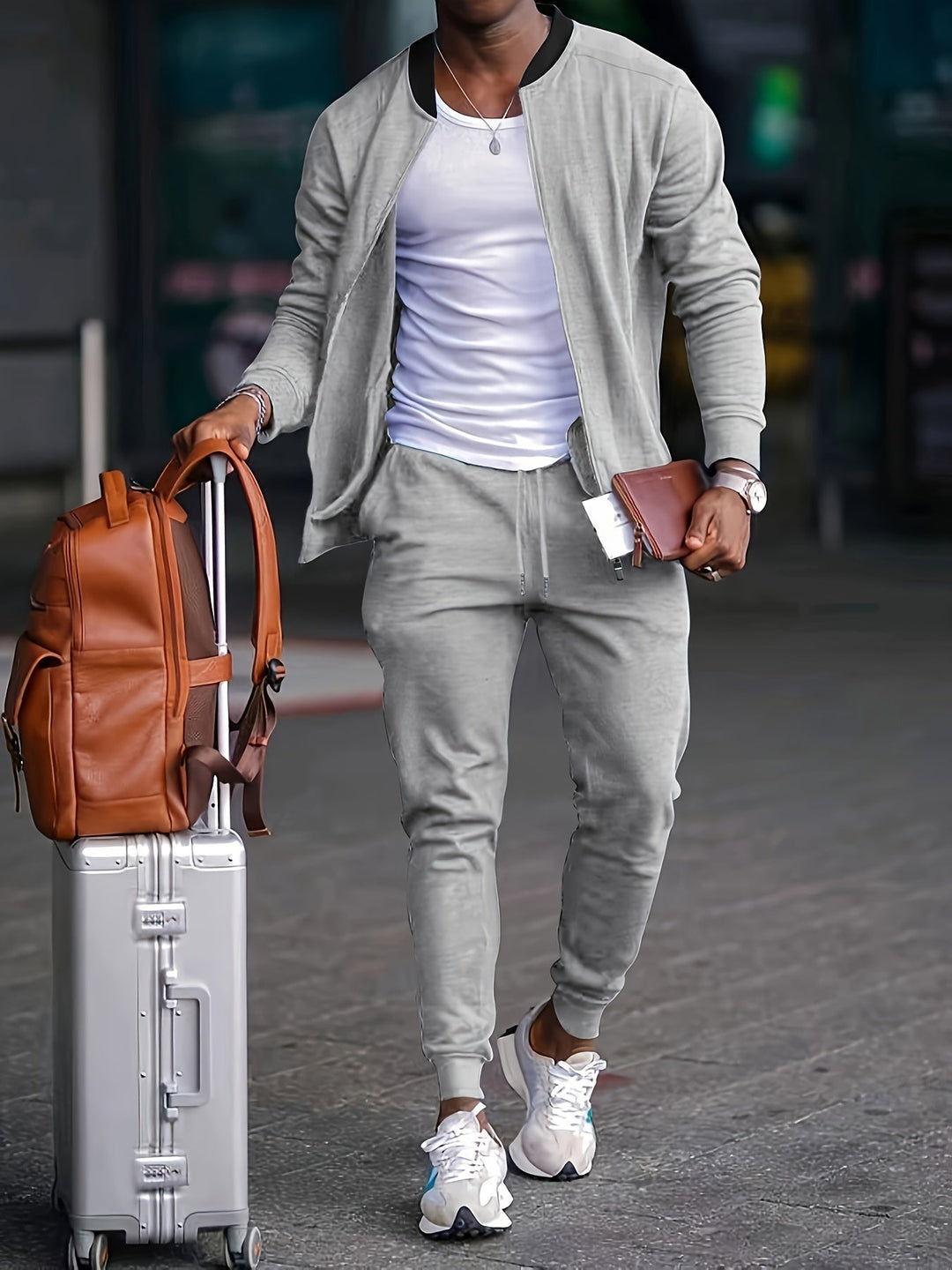 Set tuta uomo moderno, giacca con cerniera e pantaloni jogger regolabili. Abbigliamento sportivo elegante per look street.
