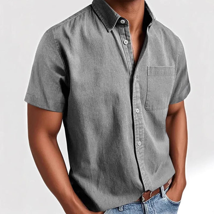 Polo uomo a maniche corte con taschino, versatile per abbigliamento casual e quotidiano in ogni occasione.