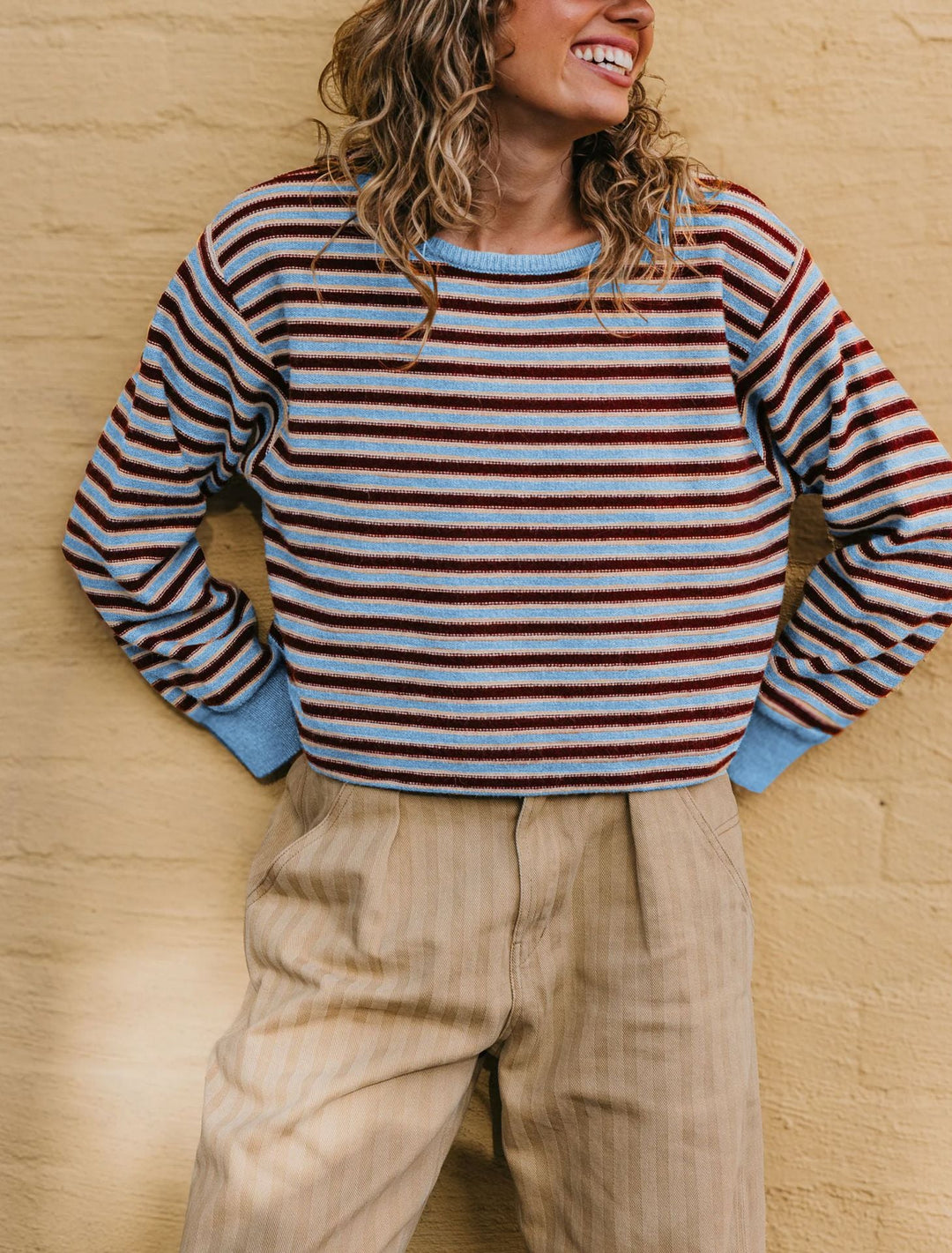 Maglione donna a righe color block per un look casual versatile. Morbido, caldo e moderno per autunno e inverno.