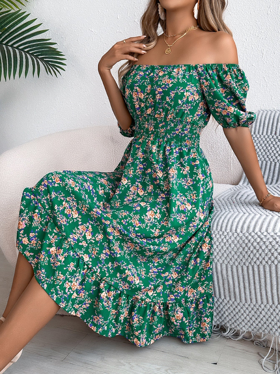 Abito donna floreale elegante, modello midi con scollo quadrato, maniche corte e orlo a volant.