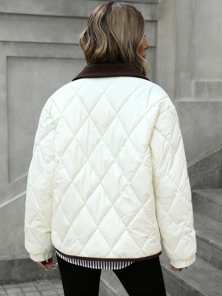 Giacca trapuntata donna elegante, colore marrone caffè e collo a contrasto bianco, must-have per l'inverno.