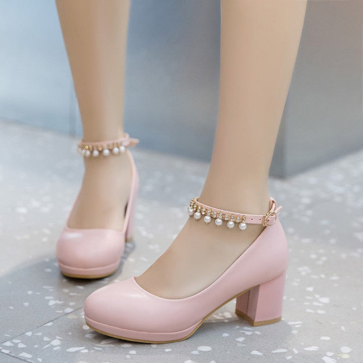 Scarpe donna con tacco largo e plateau, decorate con fibbia perle. Stile classico e comfort per ogni occasione.