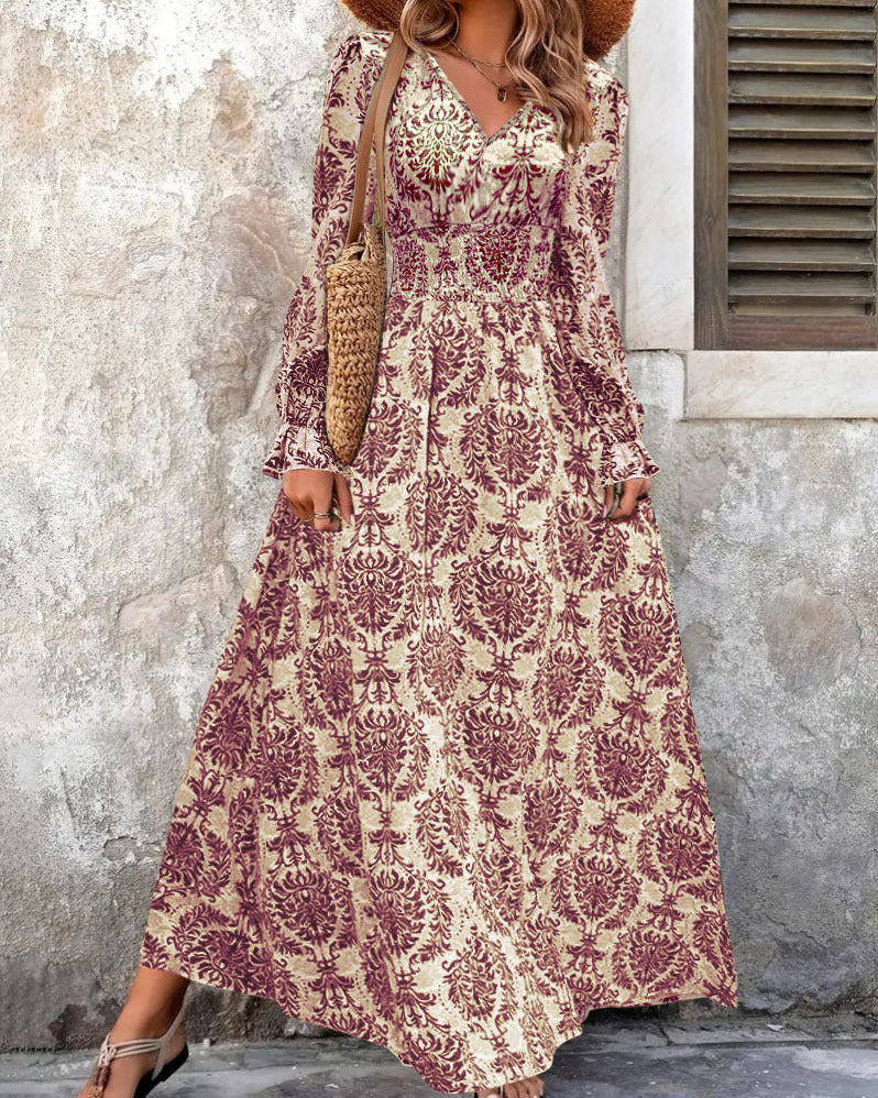 Modella in abito lungo autunnale stampato, scollo a V, maniche lunghe, stile casual chic donna.