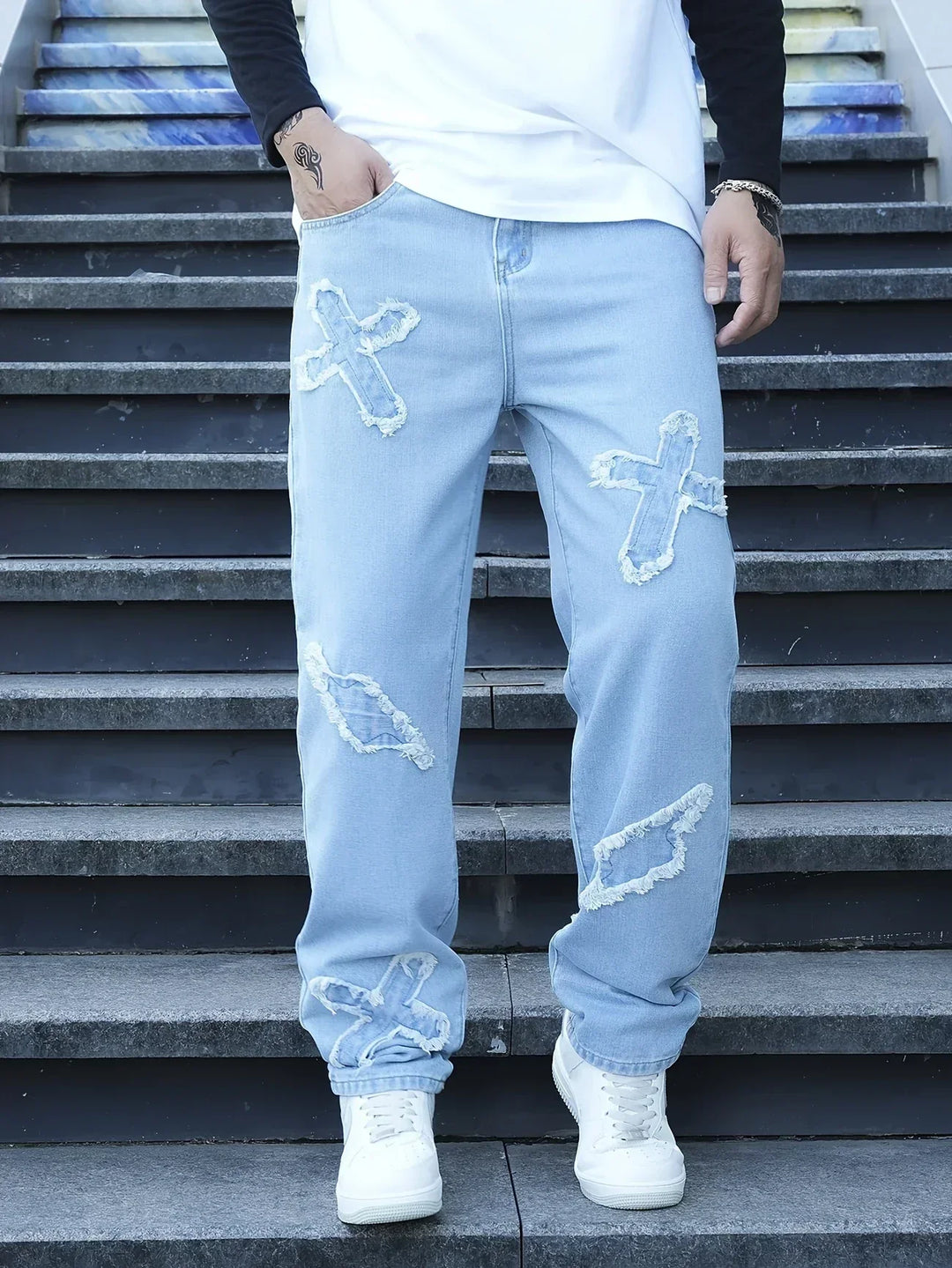 Pantaloni uomo blu chiaro in denim con vita elasticizzata e coulisse, ideali per comfort e stile casual.