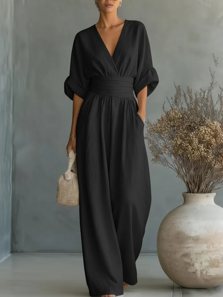 Tuta nera donna taglie forti, scollo a V e pantaloni larghi. Vestibilità comoda ed elegante.