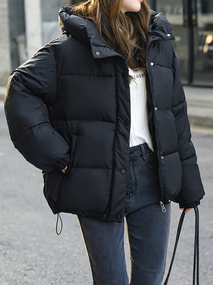 Giacca trapuntata leggera da donna con cappuccio, perfetta per un look casual invernale e comfort quotidiano.