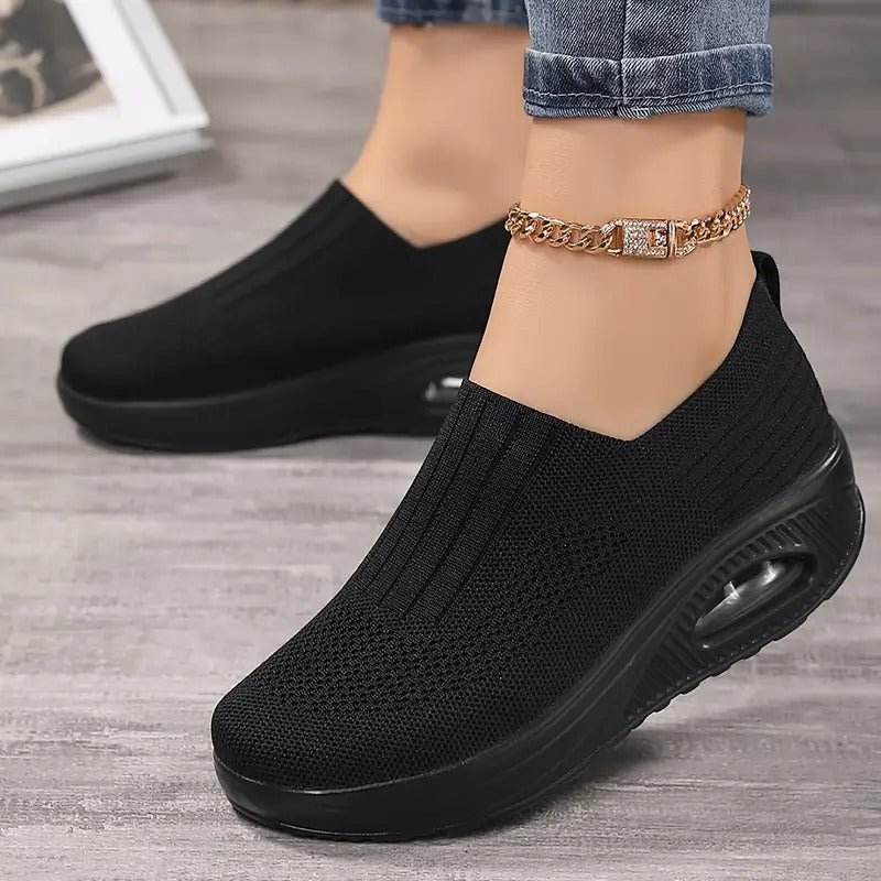 Sneakers slip-on donna per comfort quotidiano, con supporto dell'arco plantare e suola antiscivolo. Perfette per camminare.
