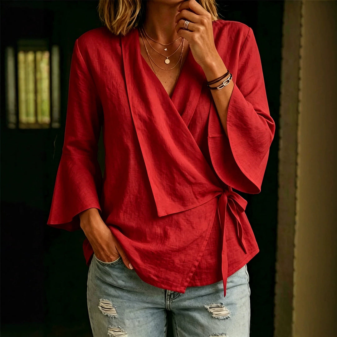 Camicetta moda donna, design asimmetrico, rever e maniche a campana. Blusa chic per look estivi.