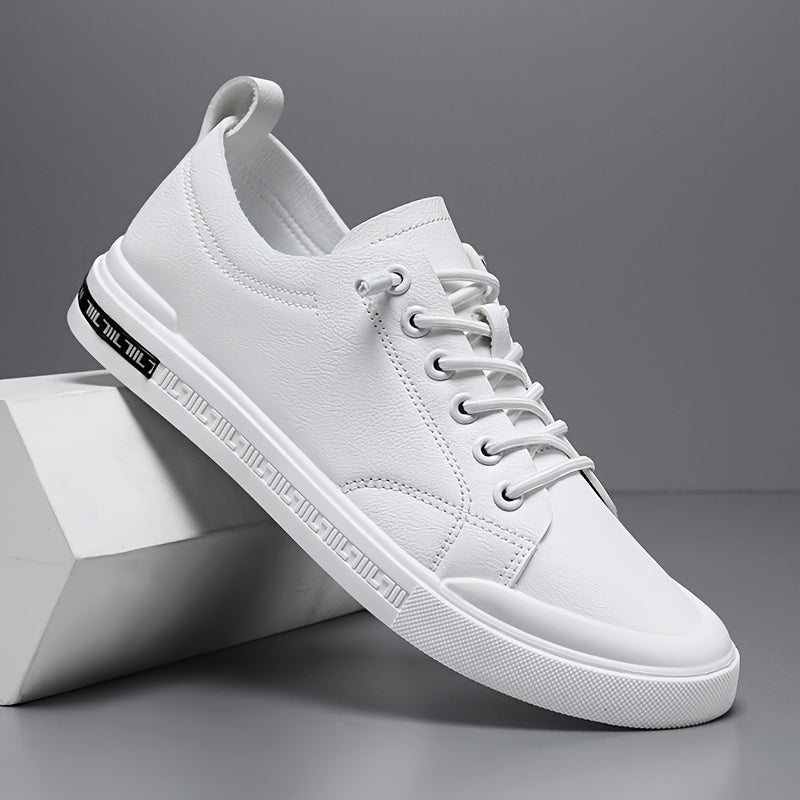 Sneakers uomo moderne con lacci, ideali per comfort quotidiano. Scarpe da ginnastica ammortizzate e dal design casual.