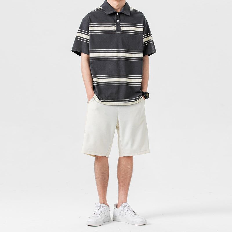 Completo estivo uomo con t-shirt manica corta e shorts casual. Set sportivo, moda uomo, comfort per l'estate.