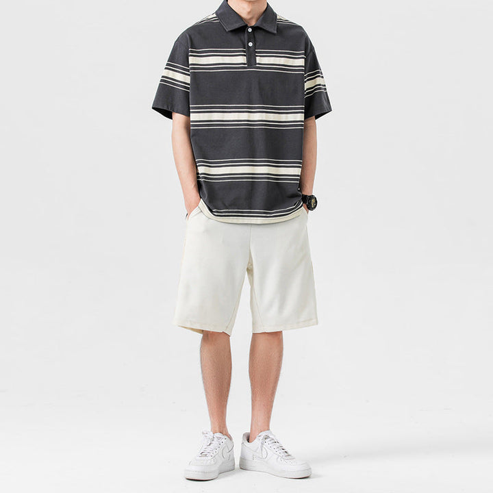 Completo estivo uomo con t-shirt manica corta e shorts casual. Set sportivo, moda uomo, comfort per l'estate.