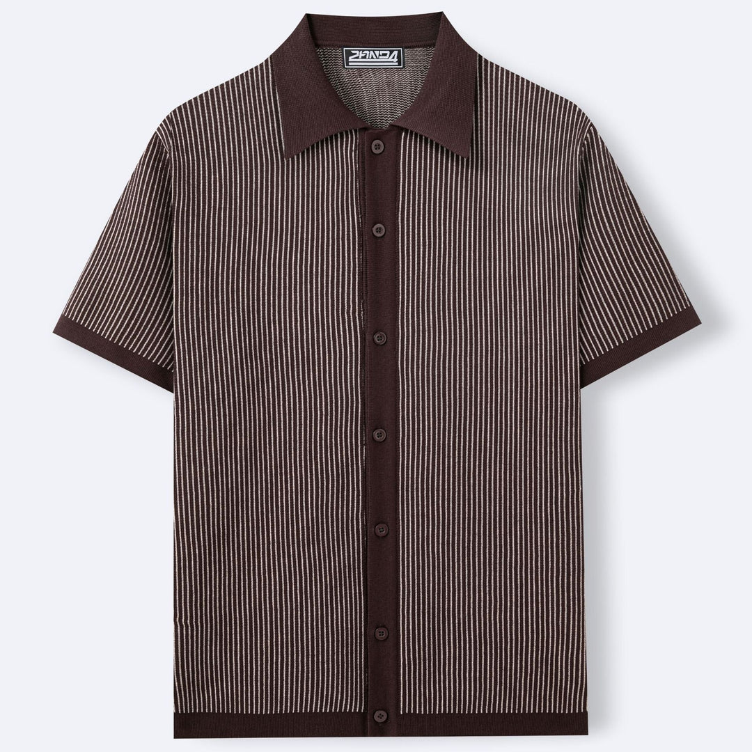 Elegante polo uomo a maniche corte, righe verticali, vestibilità aderente. Perfetta per la moda uomo primavera estate.