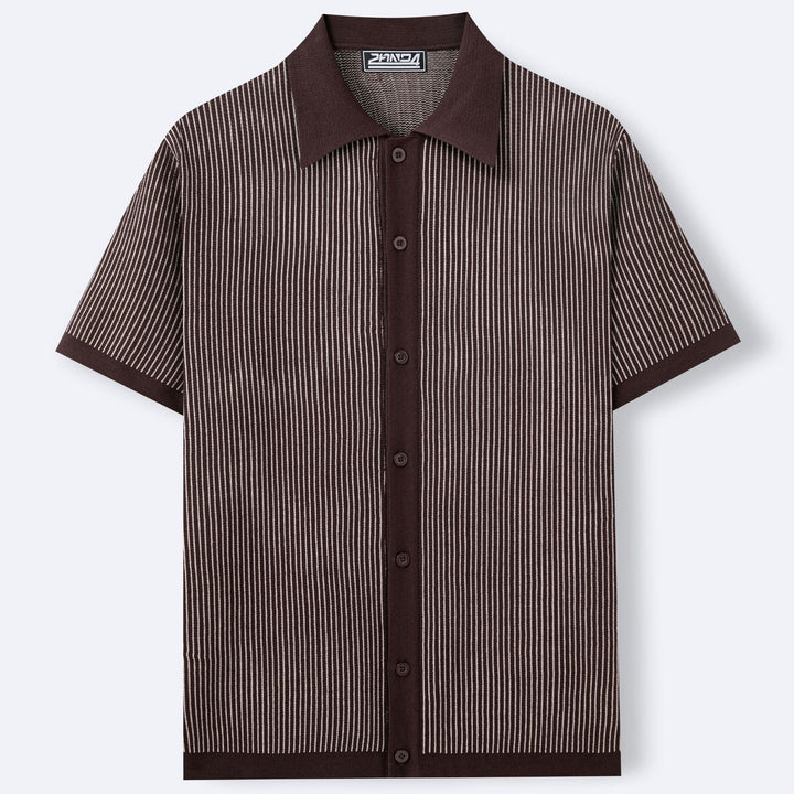 Elegante polo uomo a maniche corte, righe verticali, vestibilità aderente. Perfetta per la moda uomo primavera estate.