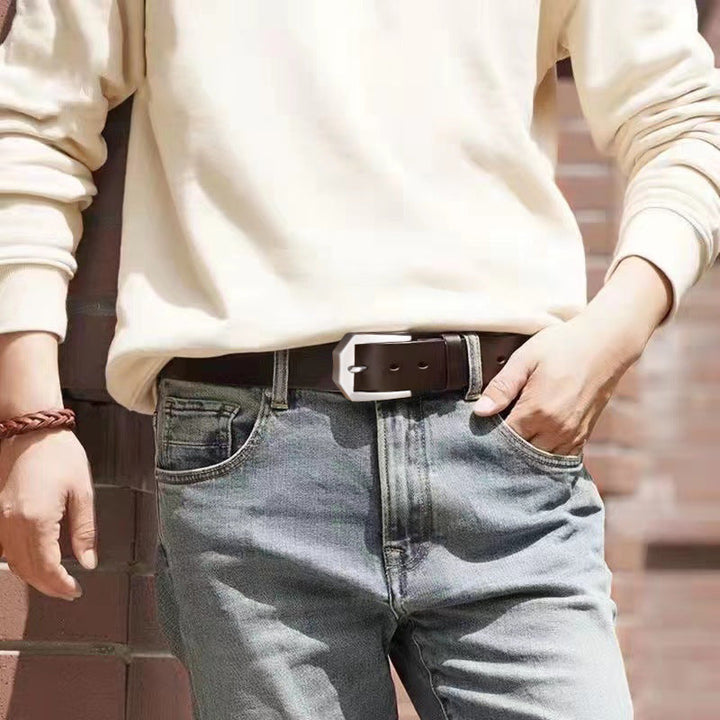 Elegante cintura uomo color caffè in similpelle stile denim, accessorio regolabile per ogni outfit.