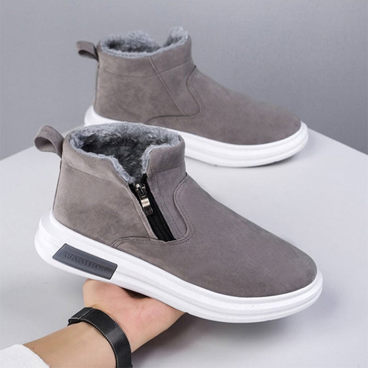 Stivaletti uomo grigi con zip, versatile calzatura invernale. Stile casual-chic per un look alla moda e confortevole.