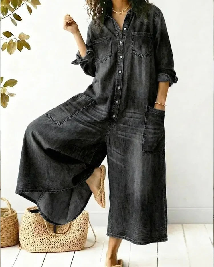 Tuta jumpsuit donna versatile a maniche lunghe, con bottoni e tasche. Ideale per abbigliamento femminile casual o chic.