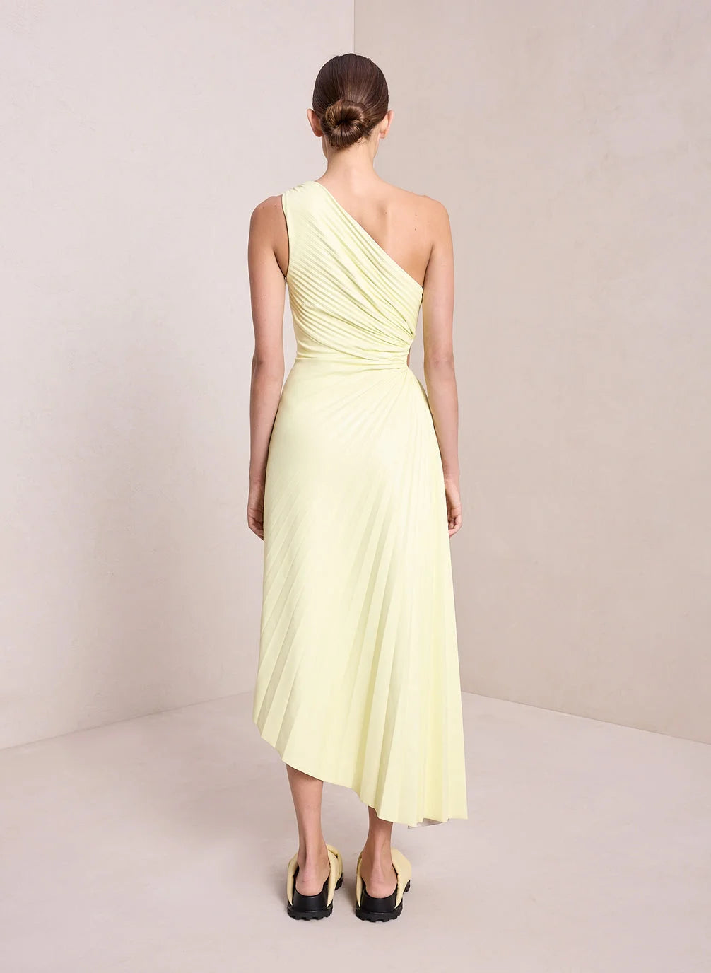 Maxi abito plissettato monospalla, per un'eleganza sofisticata e confortevole da indossare.