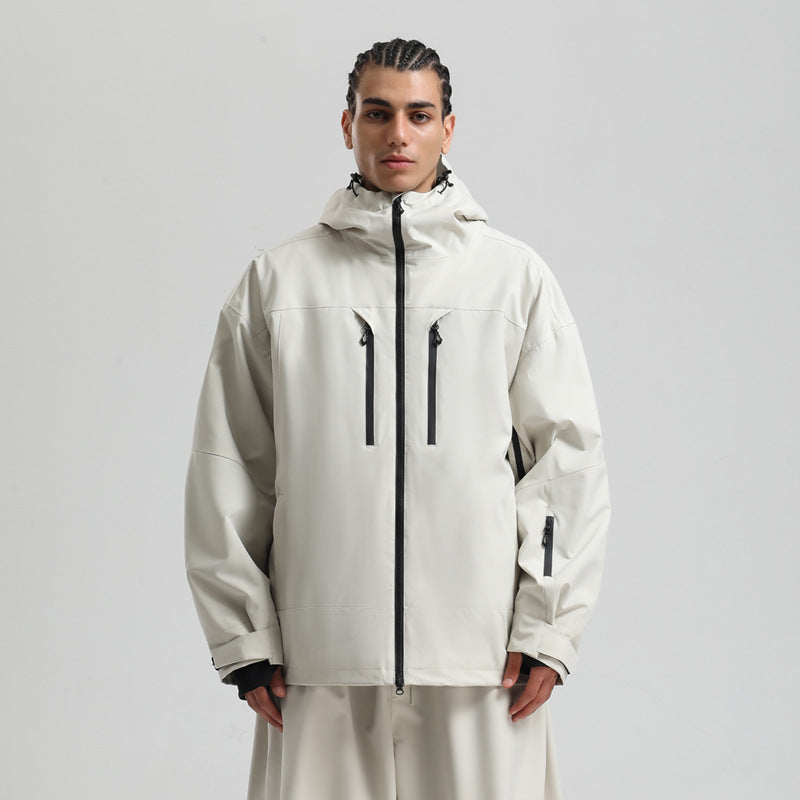 Uomo con giacca sci impermeabile traspirante su pista da snowboard. Cappotto invernale per sport.