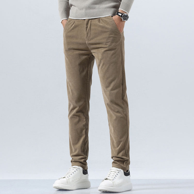 Pantaloni uomo slim fit testurizzati vita media, ideali per look casual o eleganti. Perfetti per streetwear maschile.