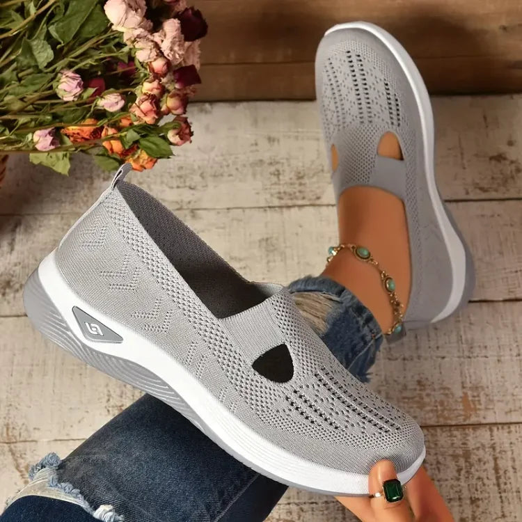 Scarpe slip-on beige da donna, comode e traspiranti, ideali per lunghe passeggiate e un look casual estivo.