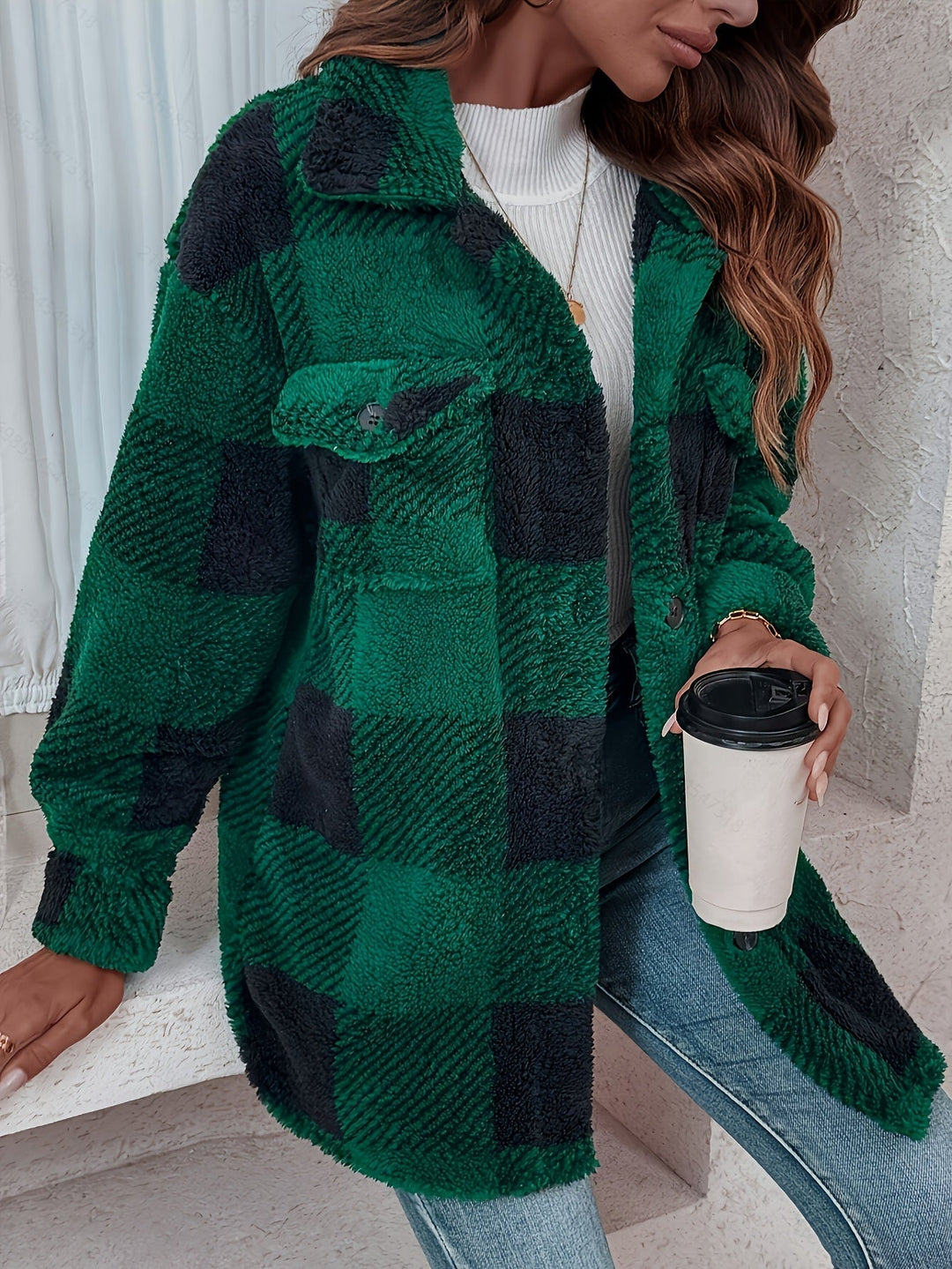 Stile autunnale: giacca donna a quadri con bottoni, elegante e versatile per ogni look.