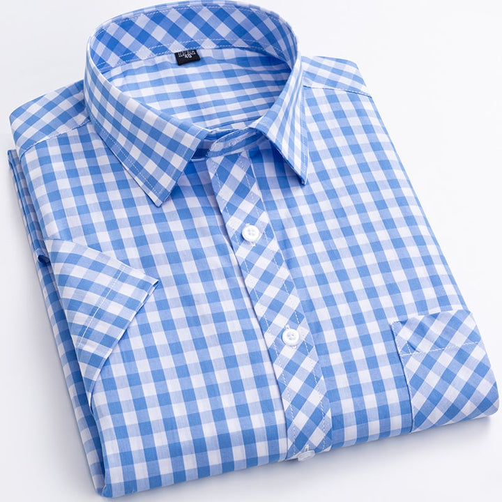 Camicia uomo casual con bottoni, maniche corte e motivo scozzese. Ideale per moda uomo estiva.