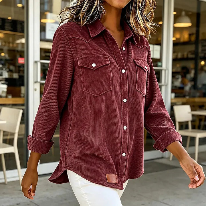 Camicia versatile donna in velluto a coste, con bottoni a pressione e tasche ampie. Look primaverile autunnale.