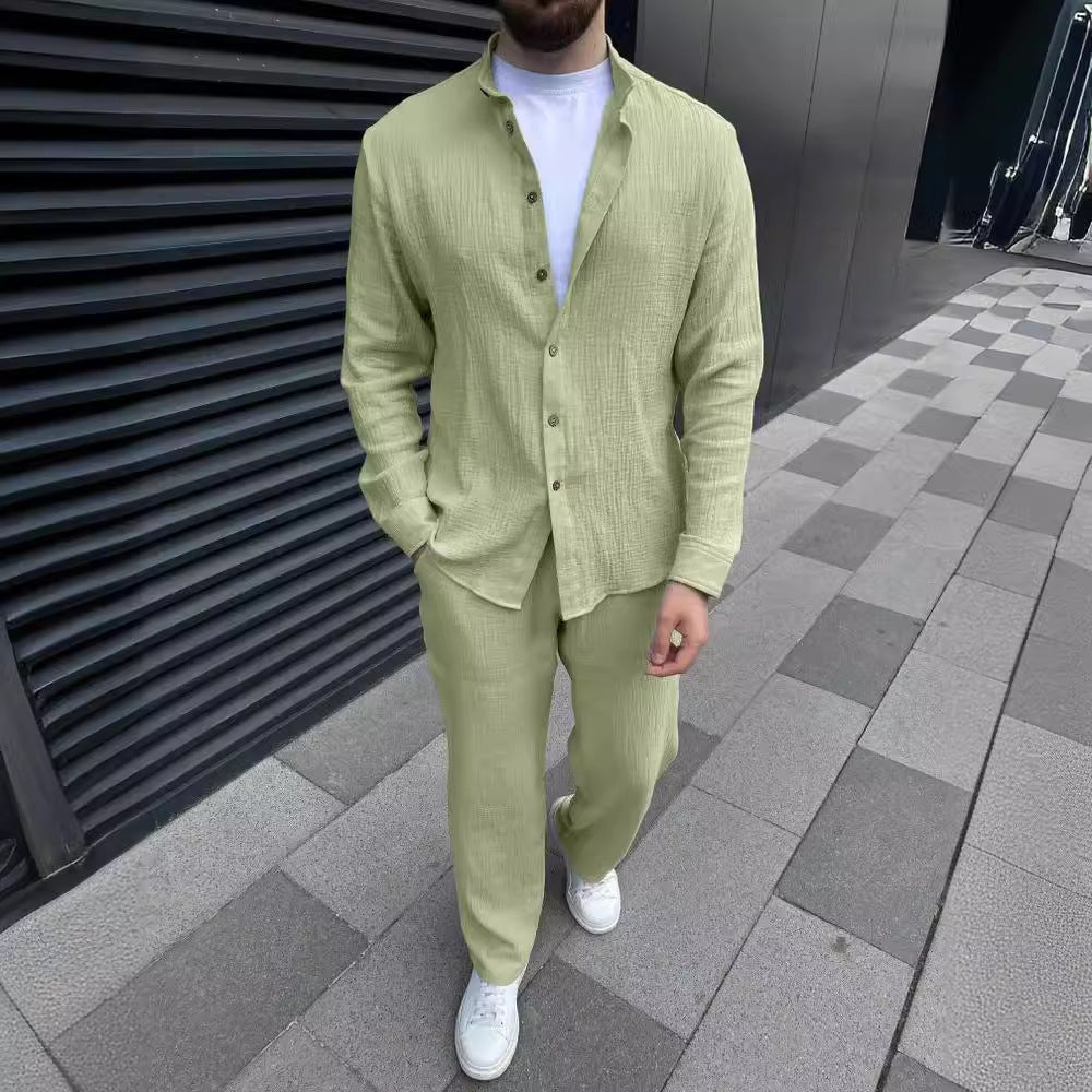 Set casual uomo versatile con camicia e pantaloni cropped. Abbigliamento coordinato per un look moderno e comodo.