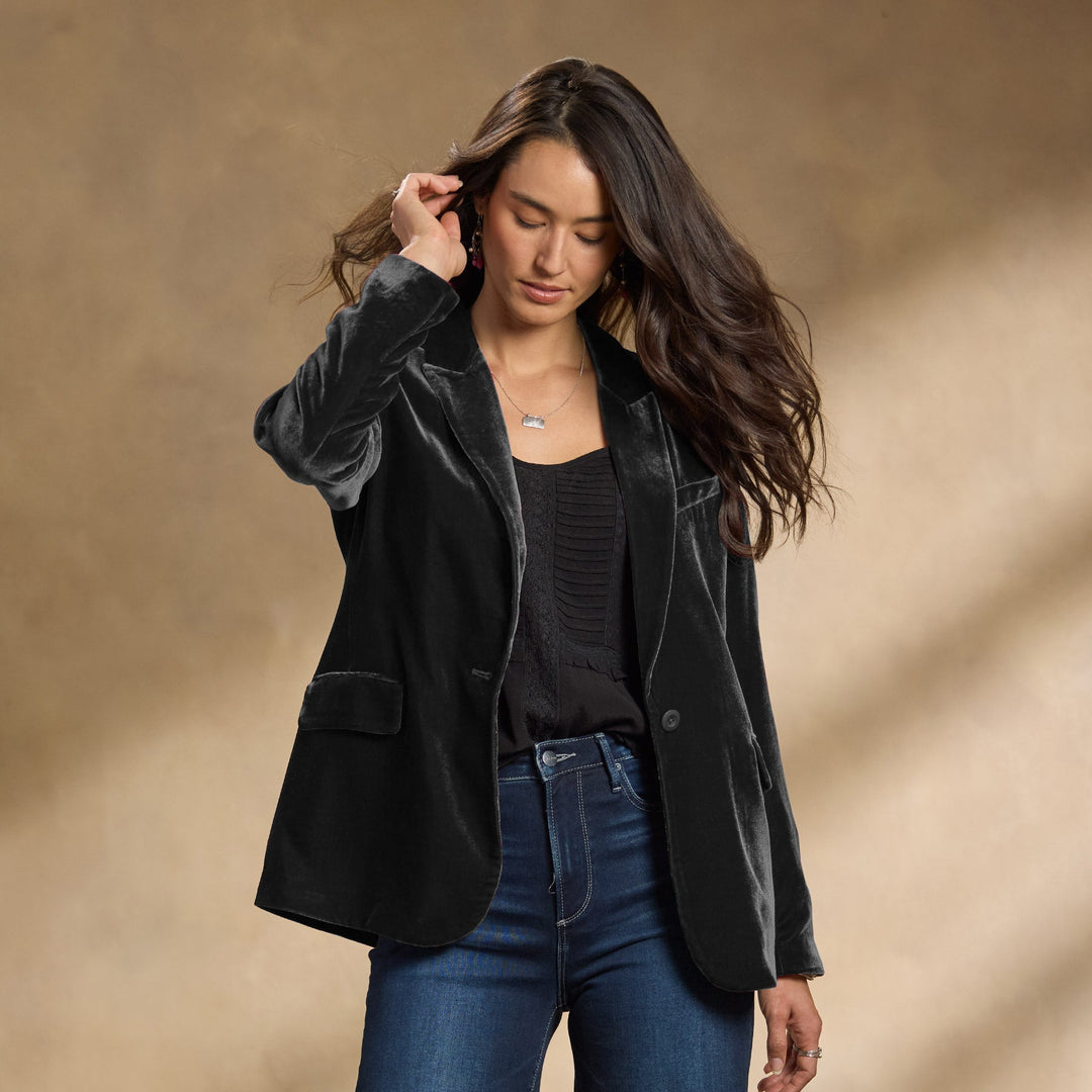 Giacca da donna alla moda slim fit, con ricamo collage unico, per outfit eleganti e professionali.