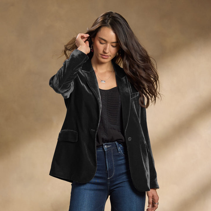 Giacca da donna alla moda slim fit, con ricamo collage unico, per outfit eleganti e professionali.