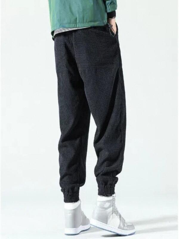 Pantaloni uomo a coste, taglio slim fit, gamba dritta. Eleganza e versatilità per ogni occasione.