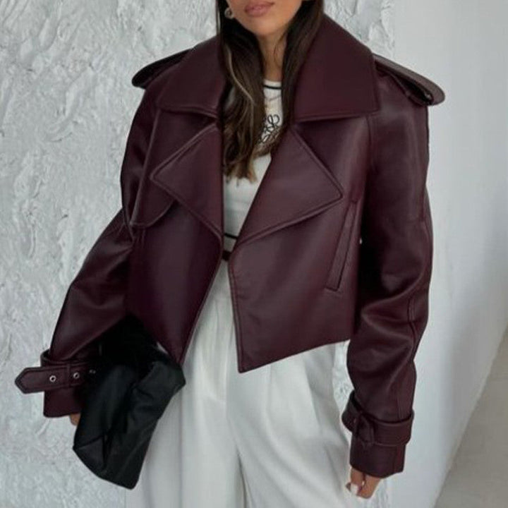 Giacca corta oversize da donna borgogna per l'autunno. Vestibilità morbida, stile casual per capo spalla versatile.