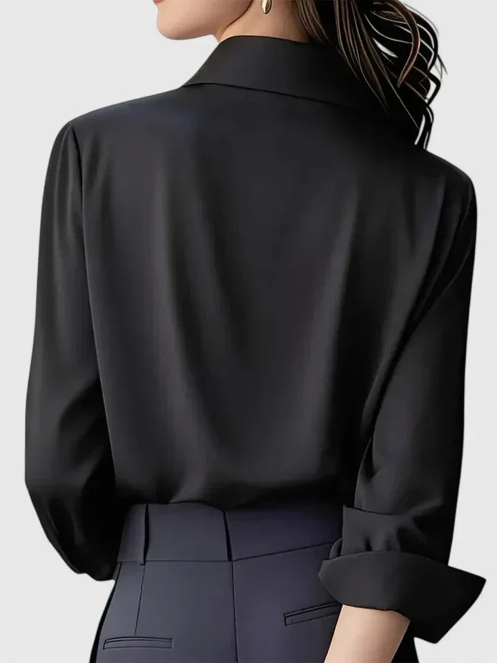 Maglia donna casual-chic con maniche lunghe, bottoni nascosti e orlo curvo alla moda.