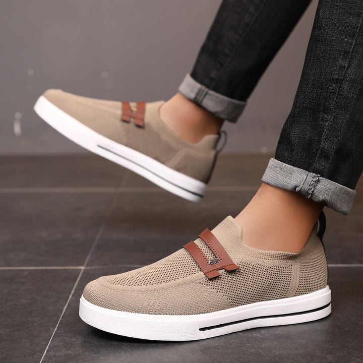 Sneakers uomo slip-on beige con tomaia traspirante, leggere per un comfort eccezionale tutto il giorno.